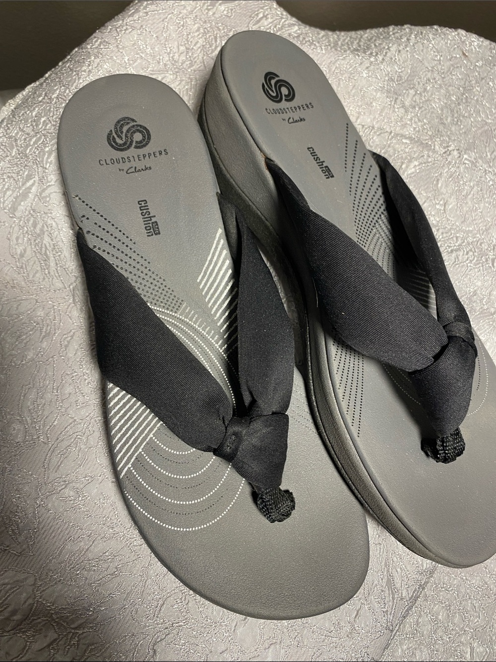 CloudSteppers by Clarks Gray and Black Cushioned 8.5 Thong Sandals